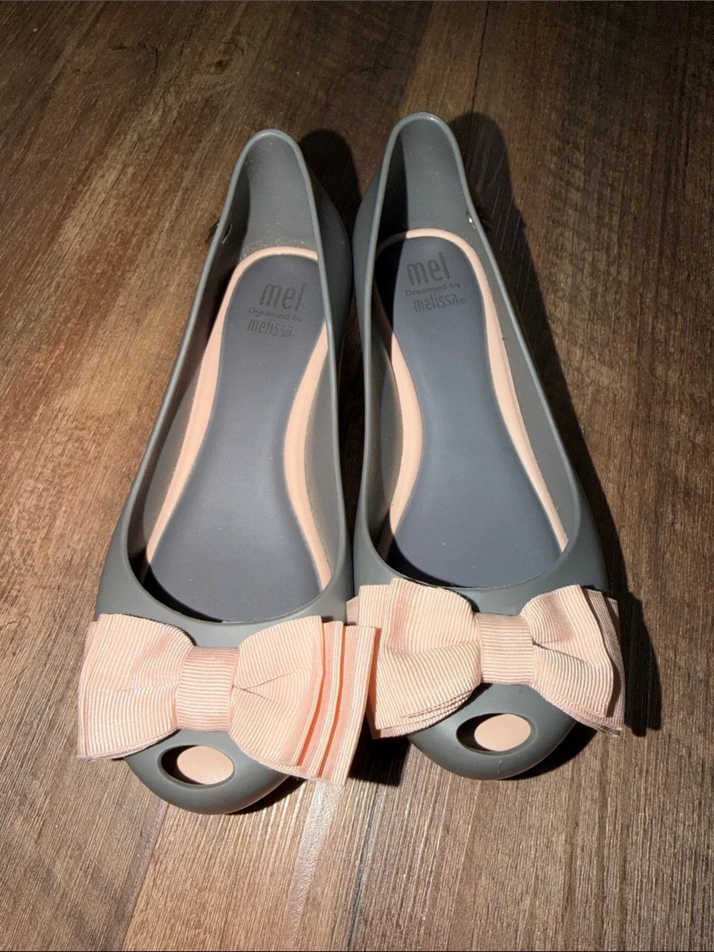 Mel dreamed by Melissa size 13 Gray with Pink Bows